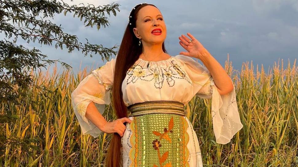 Recunoşti copila din imagine? Azi e o cântăreaţă româncă arhicunoscută şi aşa arăta în urmă cu jumătate de veac 801222