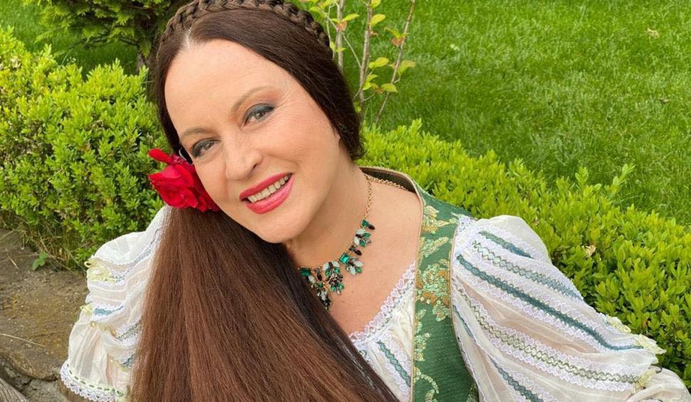 Recunoşti copila din imagine? Azi e o cântăreaţă româncă arhicunoscută şi aşa arăta în urmă cu jumătate de veac 801225