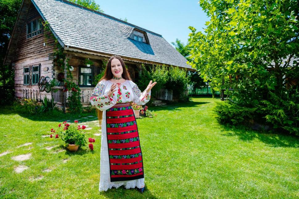 Recunoşti copila din imagine? Azi e o cântăreaţă româncă arhicunoscută şi aşa arăta în urmă cu jumătate de veac 801228