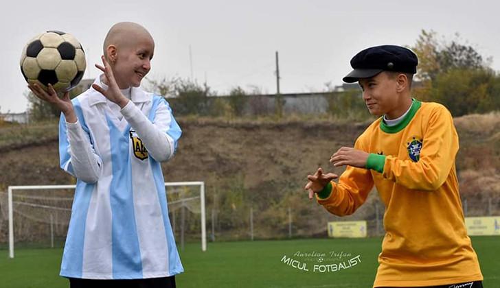 Un tricou cu semnăturile a doi campioni mondiali la canotaj, scos la licitatie pentru salvarea unei fetite bolnave din Bârlad 801367