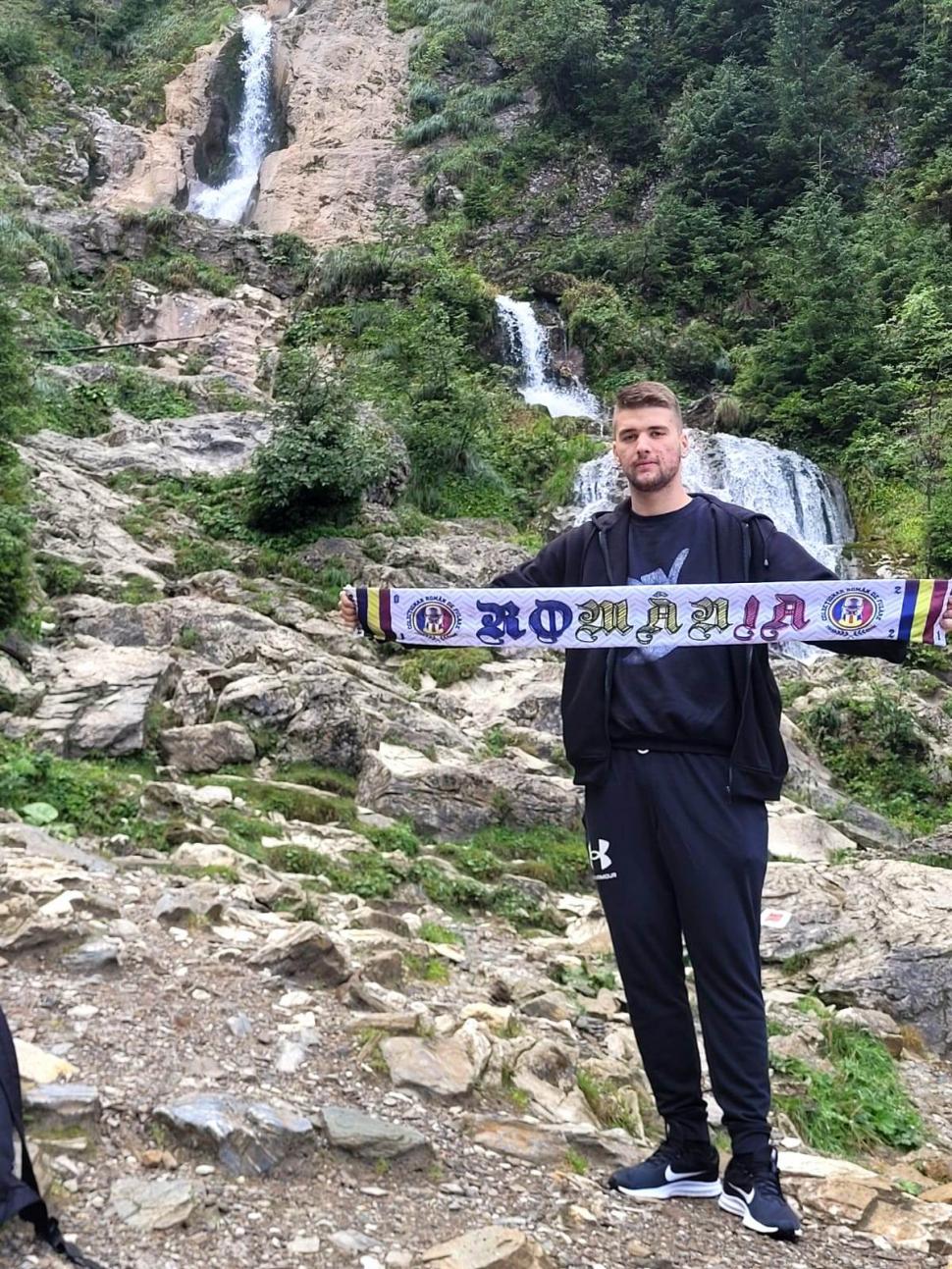 Un tricou cu semnăturile a doi campioni mondiali la canotaj, scos la licitatie pentru salvarea unei fetite bolnave din Bârlad 801368