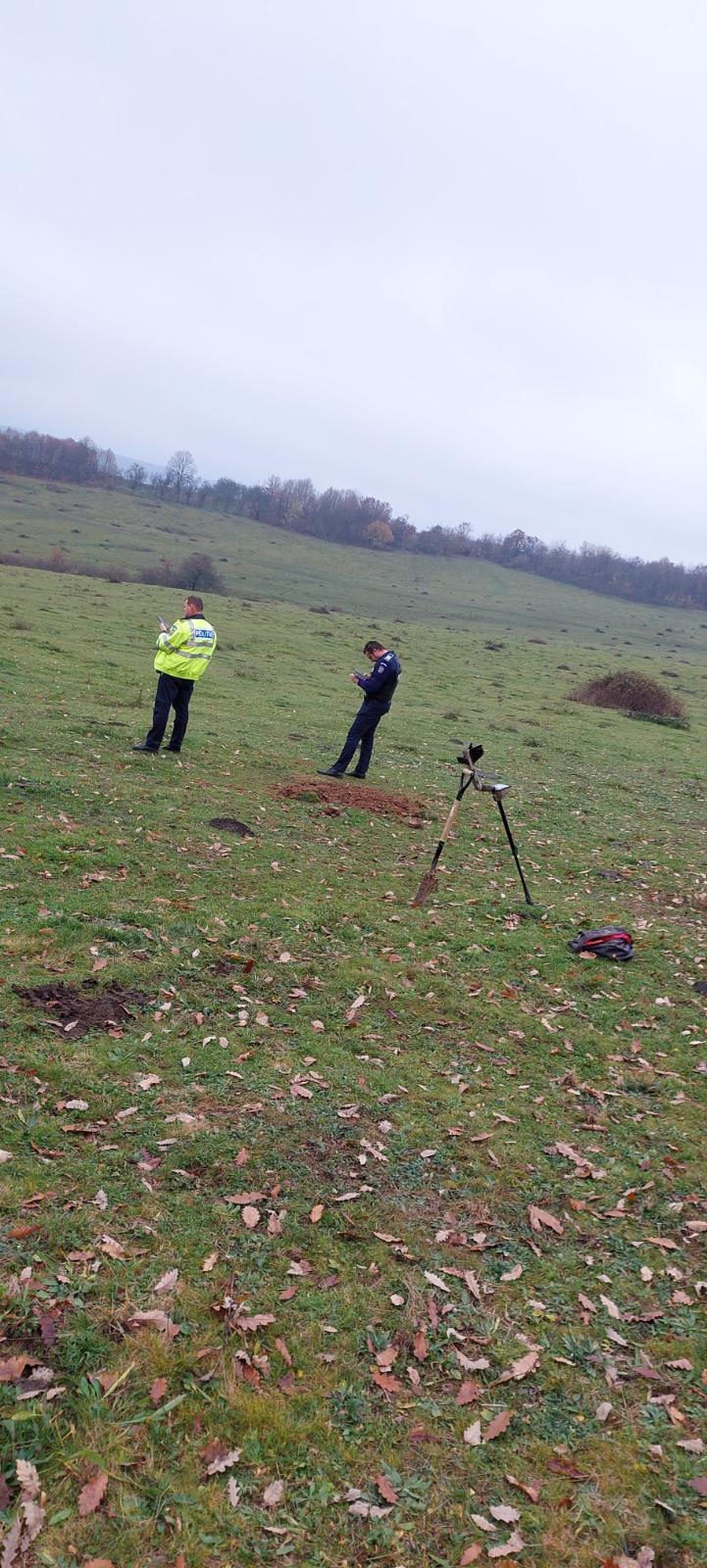 Zeci de cartușe din Al Doilea Război Mondial, găsite de un căutător de comori, lângă un teren de fotbal, în Sălaj 801372