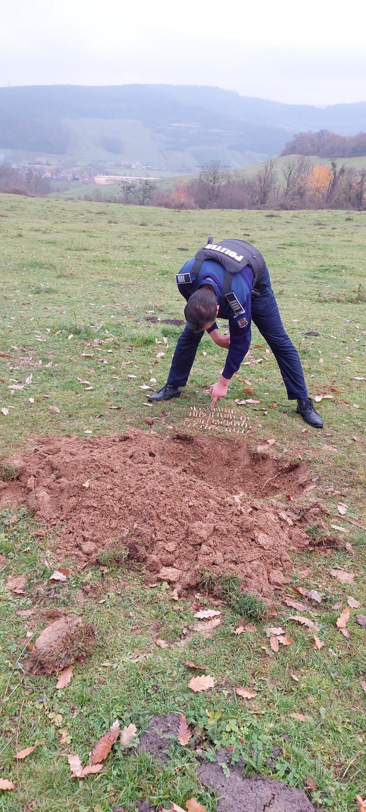 Zeci de cartușe din Al Doilea Război Mondial, găsite de un căutător de comori, lângă un teren de fotbal, în Sălaj 801373