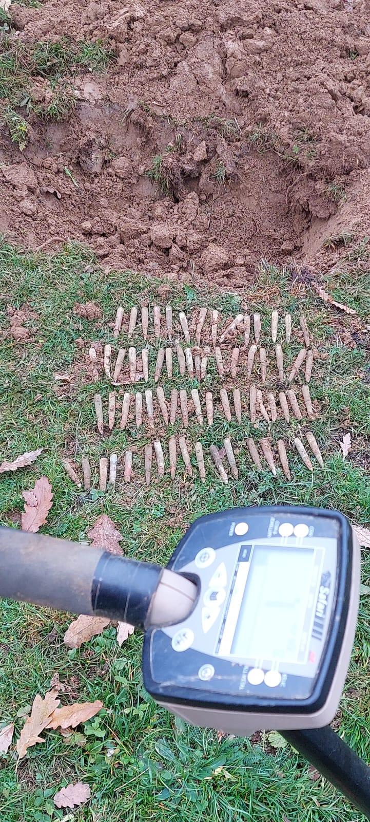 Zeci de cartușe din Al Doilea Război Mondial, găsite de un căutător de comori, lângă un teren de fotbal, în Sălaj 801374