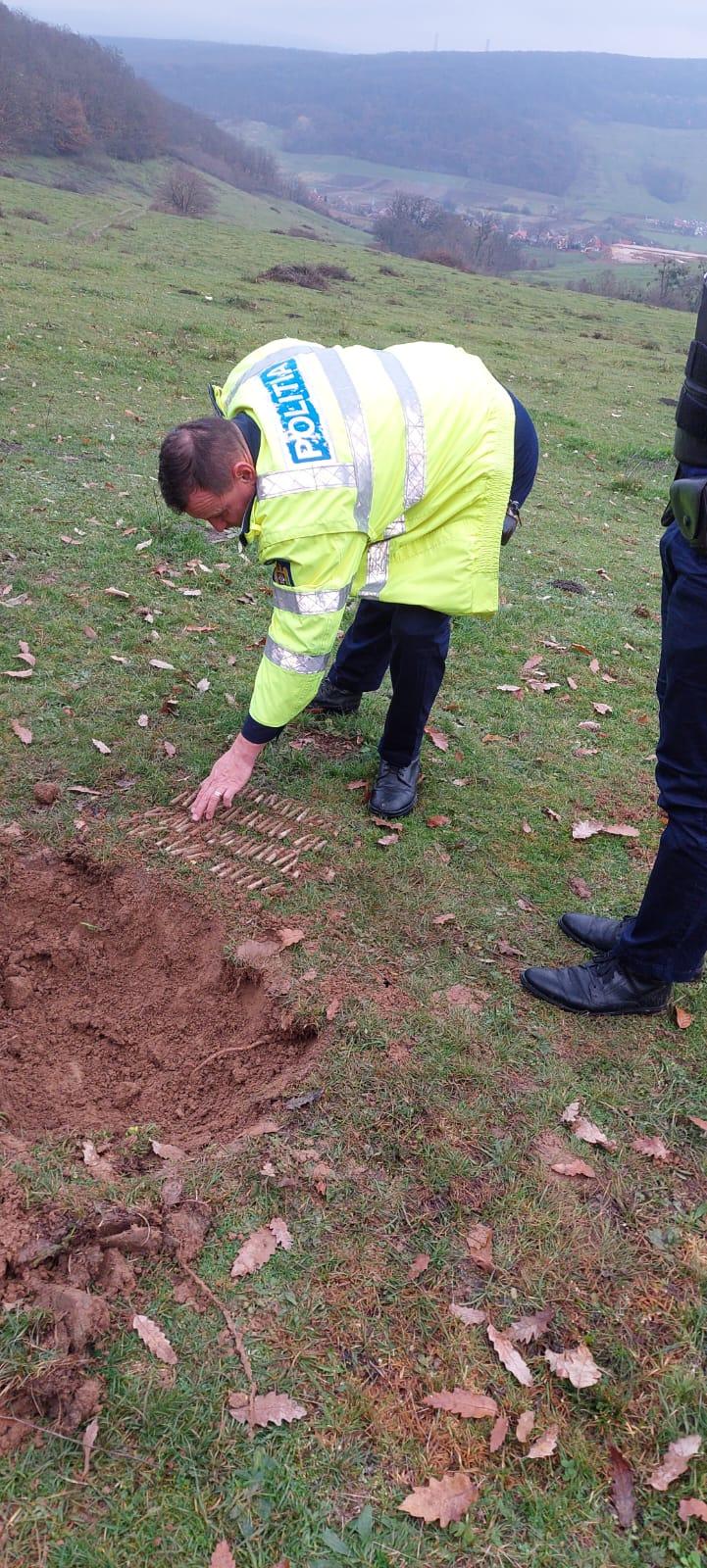 Zeci de cartușe din Al Doilea Război Mondial, găsite de un căutător de comori, lângă un teren de fotbal, în Sălaj 801375