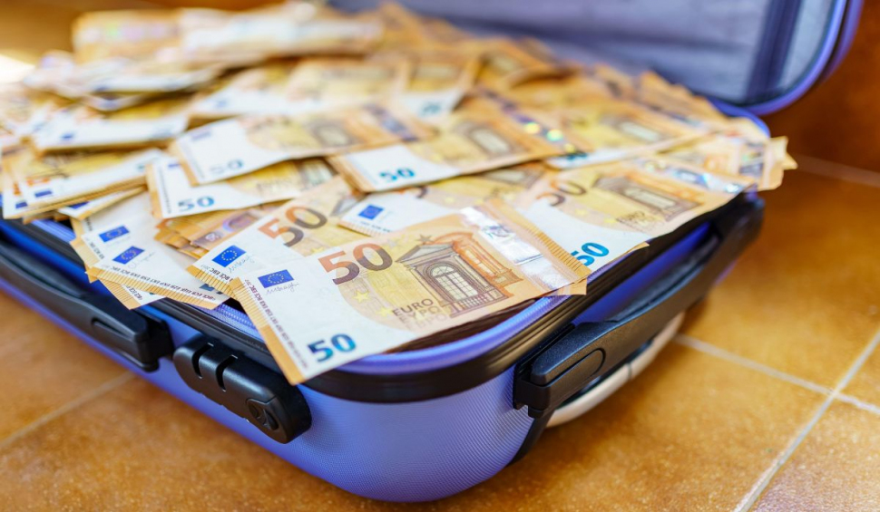 O bonă din Suceava a găsit o valiză plină cu bani şi bijuterii în podul casei în care lucra, a furat tot, însă a regretat instant