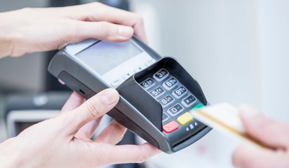 Mai mulți comercianți români vor fi obligați să instaleze POS-uri pentru plata cu cardul, de la 1 ianuarie 2023