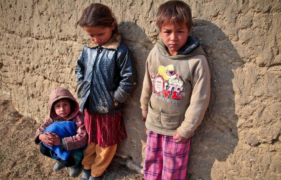 1,5 milioane de copii din România sunt în pragul sărăciei. Nu au suficientă hrană, hăinuţe şi medicamente