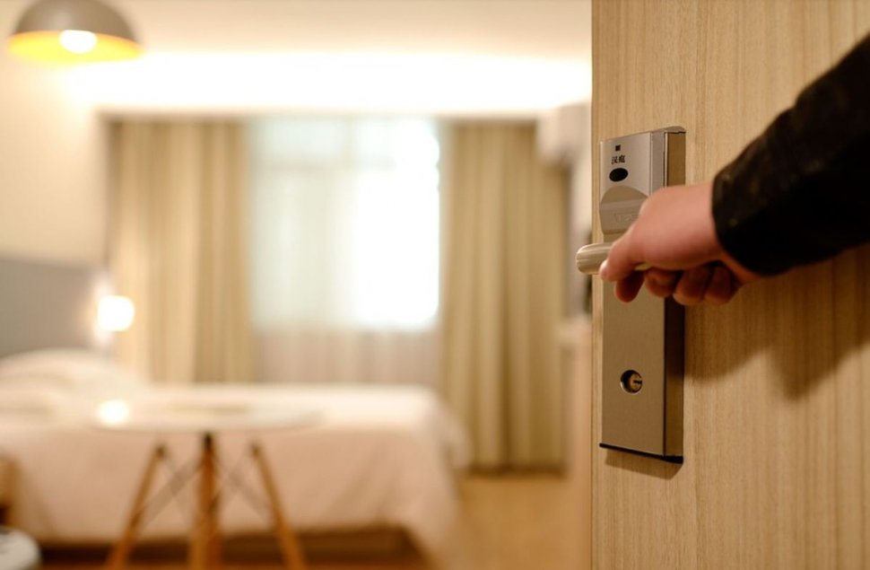 O femeie a fost găsită moartă în camera unui hotel din Târgoviște. "A deschis camerista, a văzut-o şi a fugit"