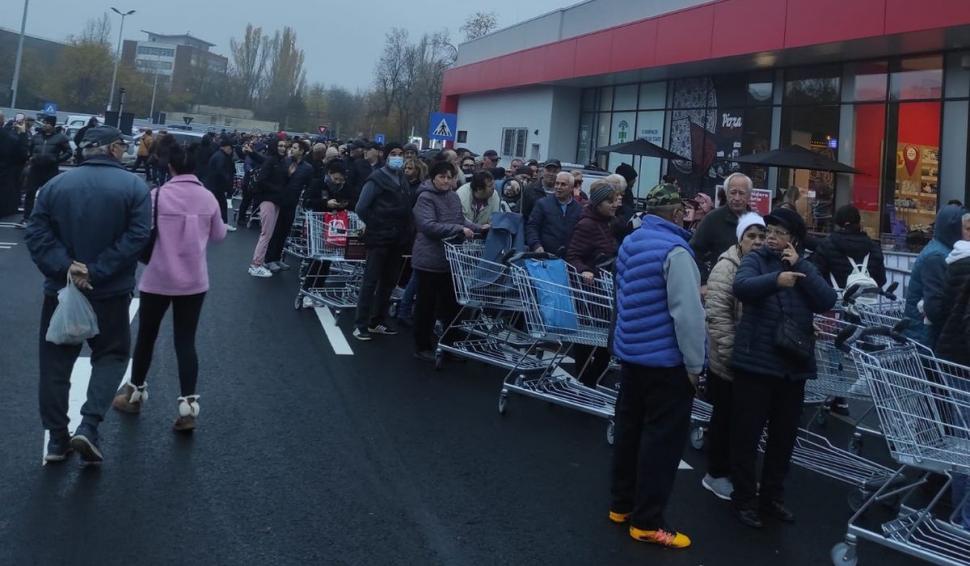 Cozi uriașe la Kaufland pentru alimente ieftine. Magazinul a vândut ulei la preţul de anul trecut 801781