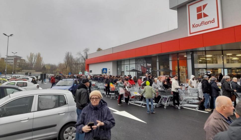 Cozi uriașe la Kaufland pentru alimente ieftine. Magazinul a vândut ulei la preţul de anul trecut 801809