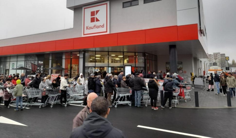 Cozi uriașe la Kaufland pentru alimente ieftine. Magazinul a vândut ulei la preţul de anul trecut 801810