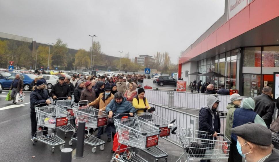 Cozi uriașe la Kaufland pentru alimente ieftine. Magazinul a vândut ulei la preţul de anul trecut 801811