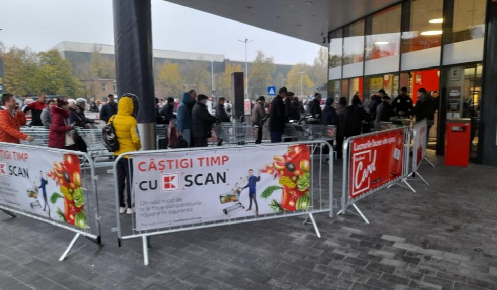 Cozi uriașe la Kaufland pentru alimente ieftine. Magazinul a vândut ulei la preţul de anul trecut 801812