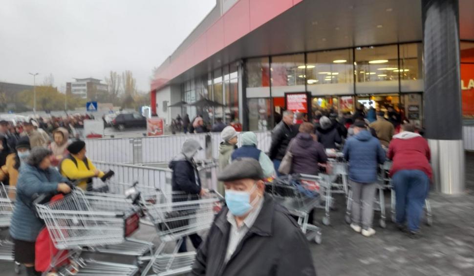 Cozi uriașe la Kaufland pentru alimente ieftine. Magazinul a vândut ulei la preţul de anul trecut 801813