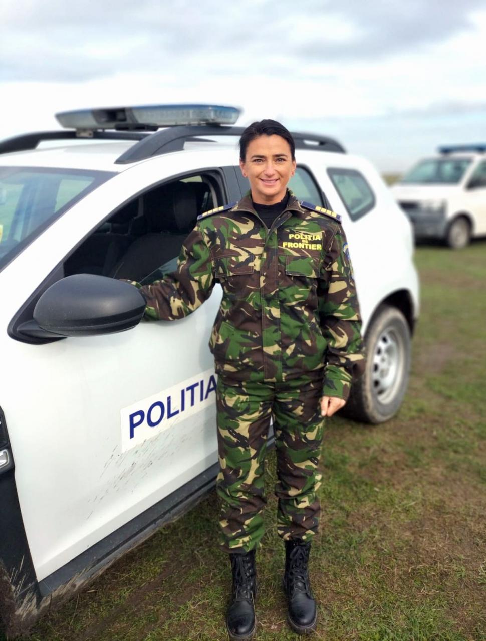 Ea este Pamela, polițista care bagă spaima în infractori. Are un trup de invidiat 801799