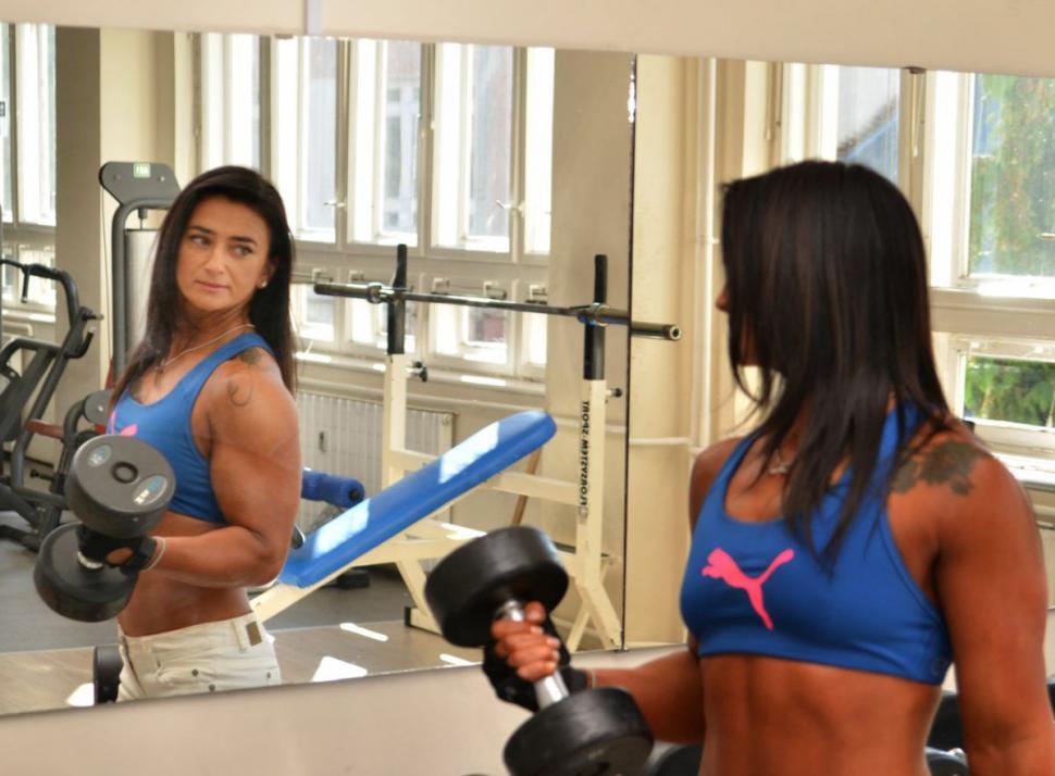 Ea este Pamela, polițista care bagă spaima în infractori. Are un trup de invidiat 801802