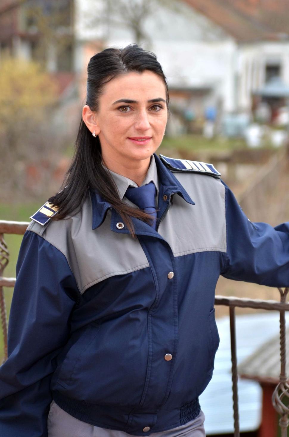Ea este Pamela, polițista care bagă spaima în infractori. Are un trup de invidiat 801803