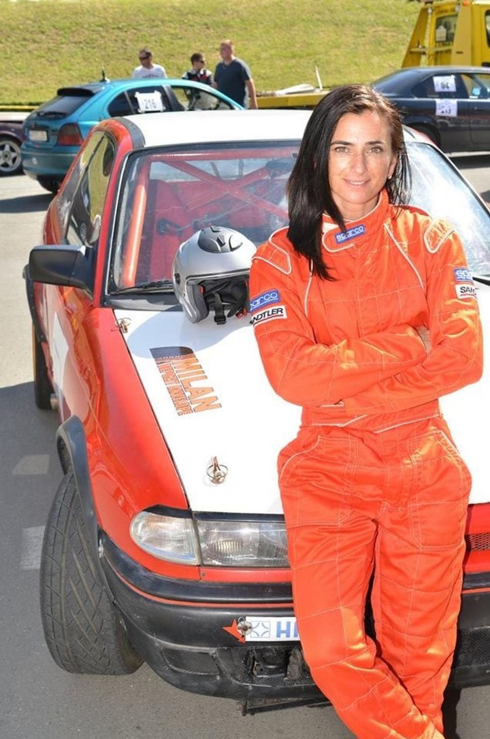 Ea este Pamela, polițista care bagă spaima în infractori. Are un trup de invidiat 801804