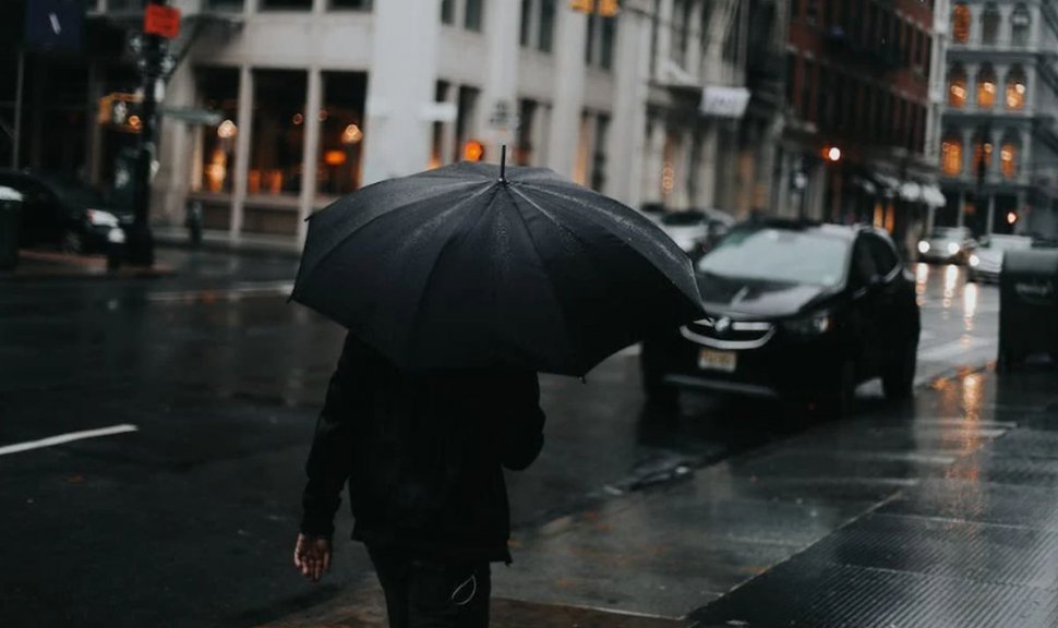 Se strică vremea. Frig şi ploi în zilele următoare | Meteorologii anunţă cât mai scad temperaturile în România