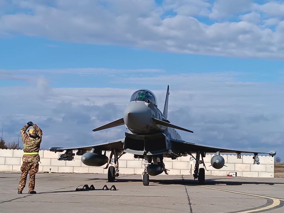 Mai multe aeronave Eurofighter Typhoon și CF-18 Hornet au ajuns în România 802145