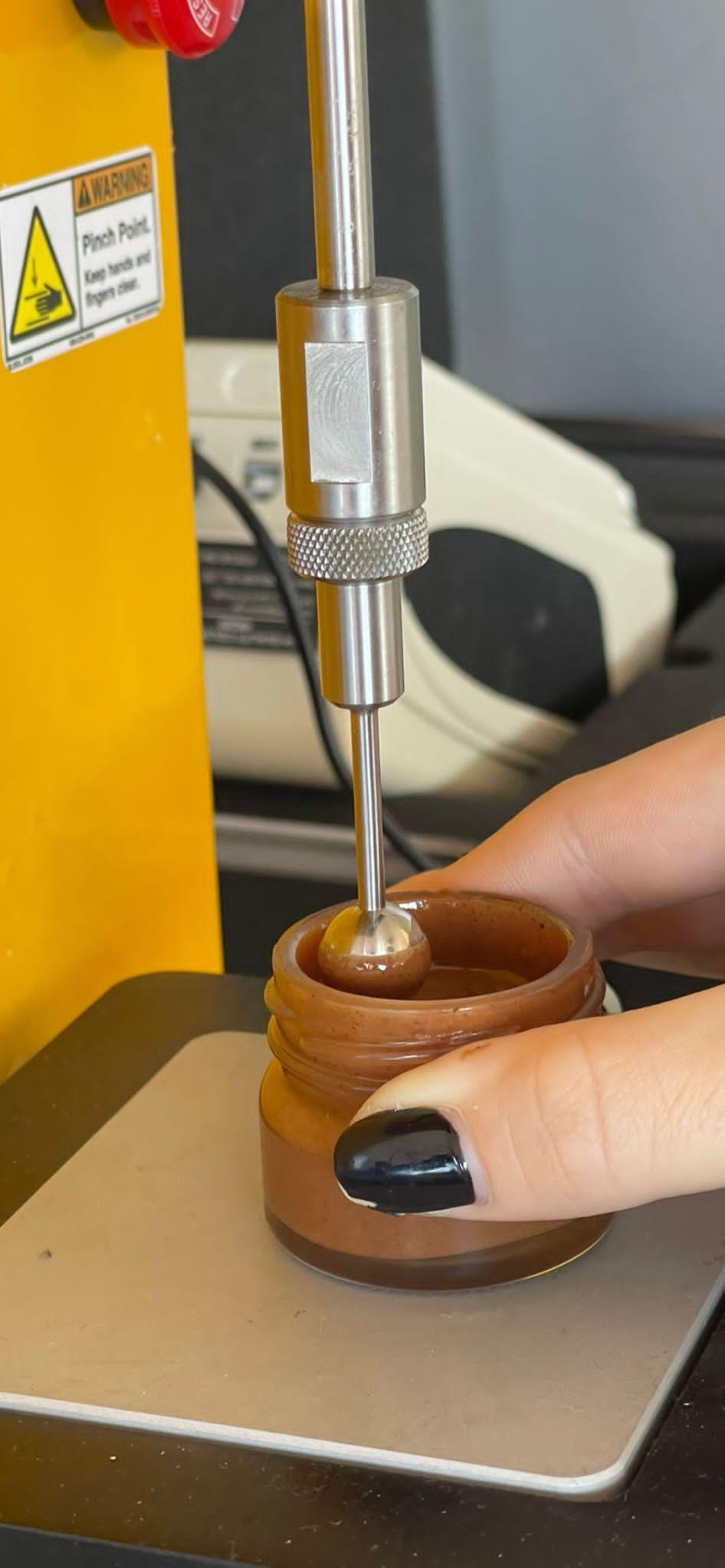 Cercetătorii români au prezentat alimentele viitorului. O alternativă sănătoasă la binecunoscuta cremă de alune cu cacao, non-alergică, marele câștigător 802082