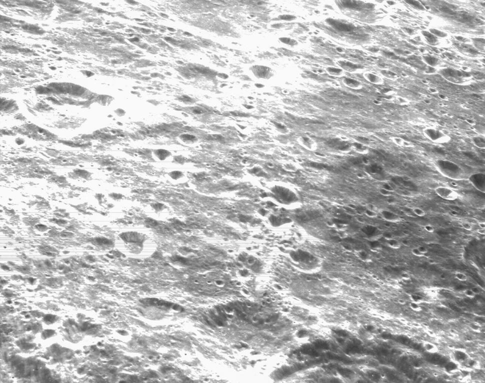 Imagini spectaculoase cu Luna, realizate de la o distanță foarte mică, publicate în premieră de NASA 802215