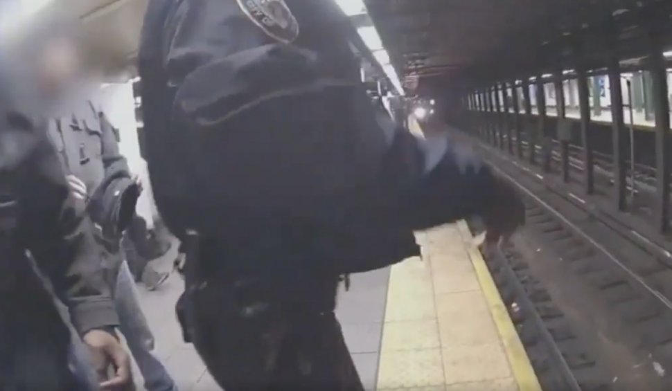 Momentul în care un bărbat căzut pe șinele de metrou este salvat în ultima secundă, de polițiștii din New York