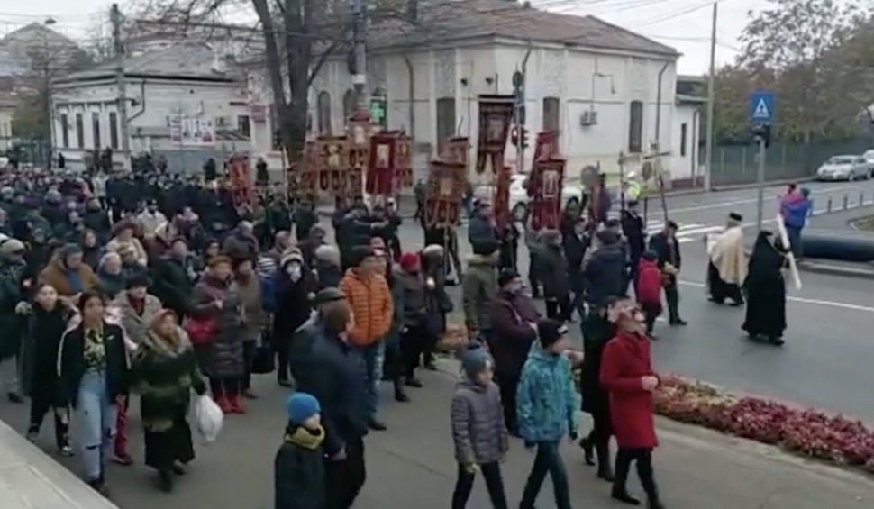 Mii de credincioși, în procesiune, pe străzile din Galați, înaintea pelerinajului de Sfântul Apostol Andrei