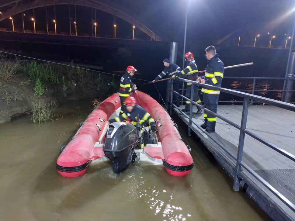 Operațiune de salvare a pompierilor ISU Alba, după ce un băiat de 15 ani a dispărut în râul Mureș 802337