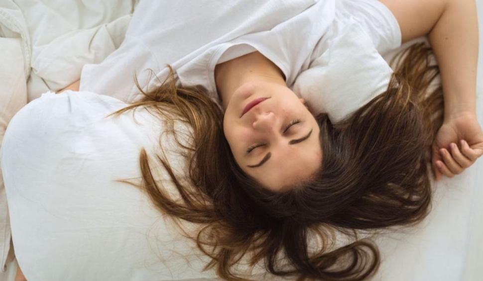 Poziţia de somn îţi poate afecta sănătatea. Cum să dormi, ca să te simţi mai bine 802279
