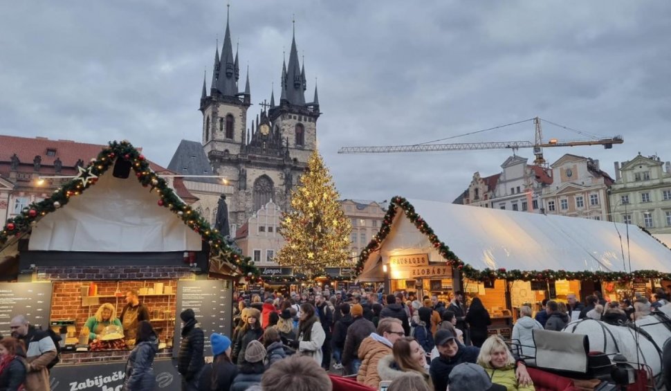 Târgul de Crăciun din Praga, redeschis după doi ani de pauză. Anul acesta au fost instalate mai puține luminițe