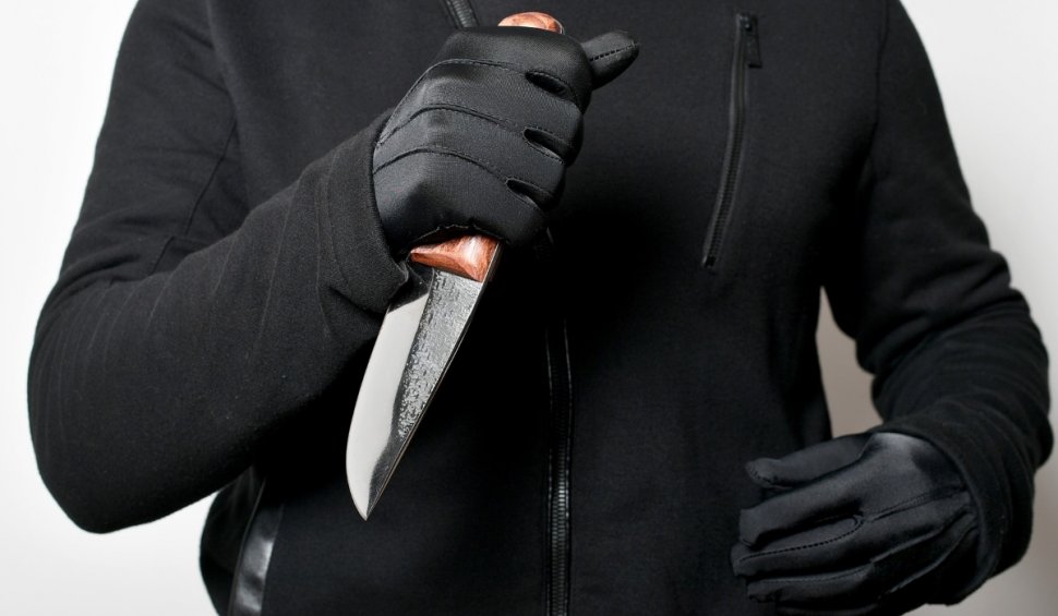 Un bărbat a ajuns direct la Socola, după ce a ameninţat cu cuţitul mai mulţi oameni, în Iaşi