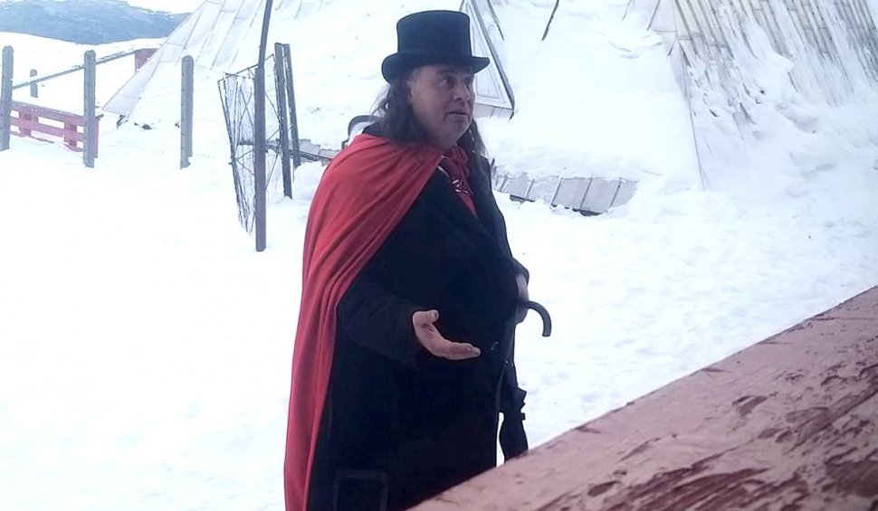 Un turist deghizat în Dracula, încălzit cu pălincă, a fost oprit de salvamontiştii din Buşteni: "Intenţiona să ajungă la Vârful Omu"