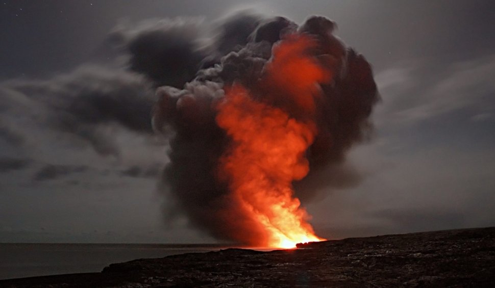 Imagini care îţi taie răsuflarea cu cel mai mare vulcan activ din lume. A erupt după 40 de ani!