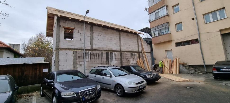 Cum a ajuns un stâlp de iluminat să treacă prin acoperişul unei vile din Horezu. Reacţia autorităţilor 802715