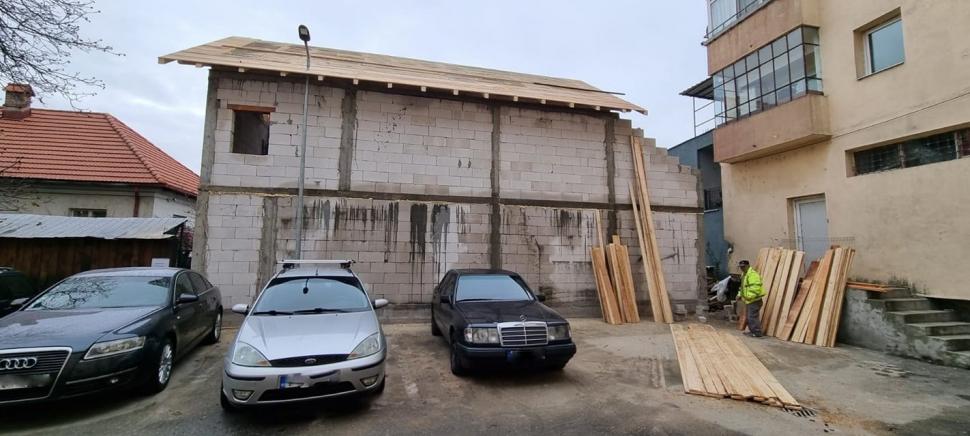 Cum a ajuns un stâlp de iluminat să treacă prin acoperişul unei vile din Horezu. Reacţia autorităţilor 802716