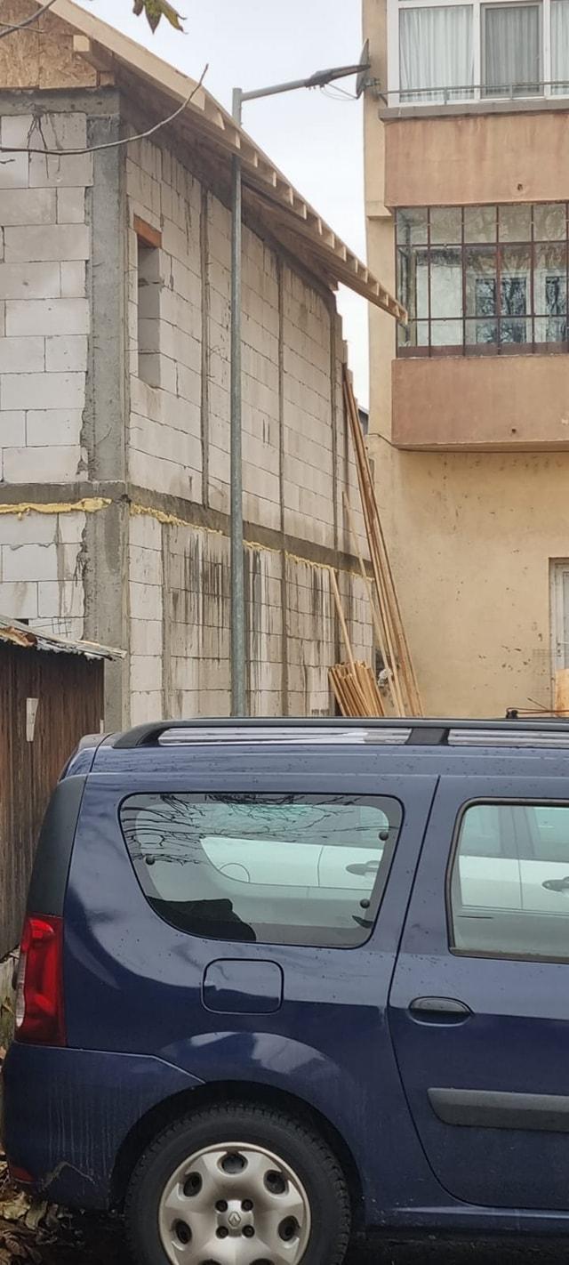 Cum a ajuns un stâlp de iluminat să treacă prin acoperişul unei vile din Horezu. Reacţia autorităţilor 802717