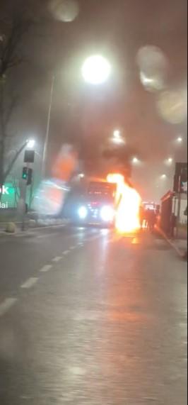 Camionul lui Moş Crăciun a fost distrus într-un incendiu pe Şoseaua Giurgiului din Bucureşti 802769
