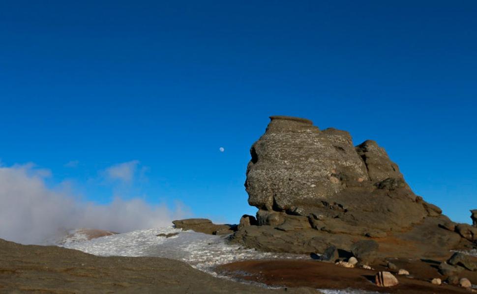 Cum se formează piramida energetică deasupra Sfinxului din Bucegi. Ar putea fi chiar o poartă de ieşire din universul terestru 802648