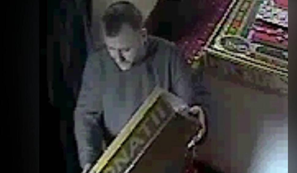 Obiectul neobișnuit cu care un preot a furat bani din cutia milei, în București 802694