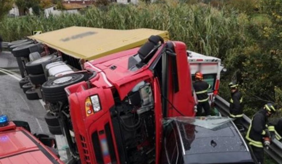 Un şofer român de TIR s-a răsturnat cu camionul pe o ambulanţă a Crucii Roşii, în Italia şi a omorât doi oameni
