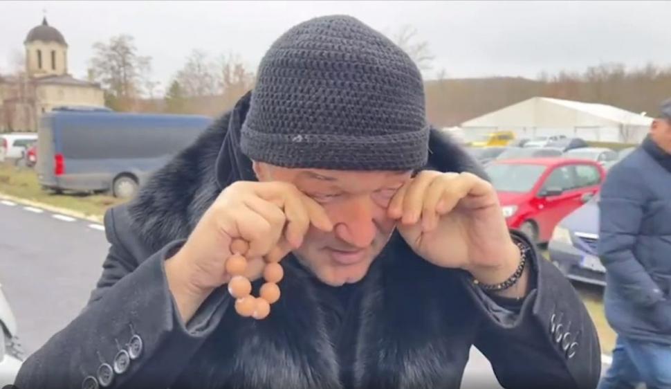 Gigi Becali, cu mătăniile în mână, la peştera Sf. Andrei: "Nu aveam de gând să vin, dar am zis să calc puţin pe sfinţenie, pe unde a fost Sfântul Andrei" 802812