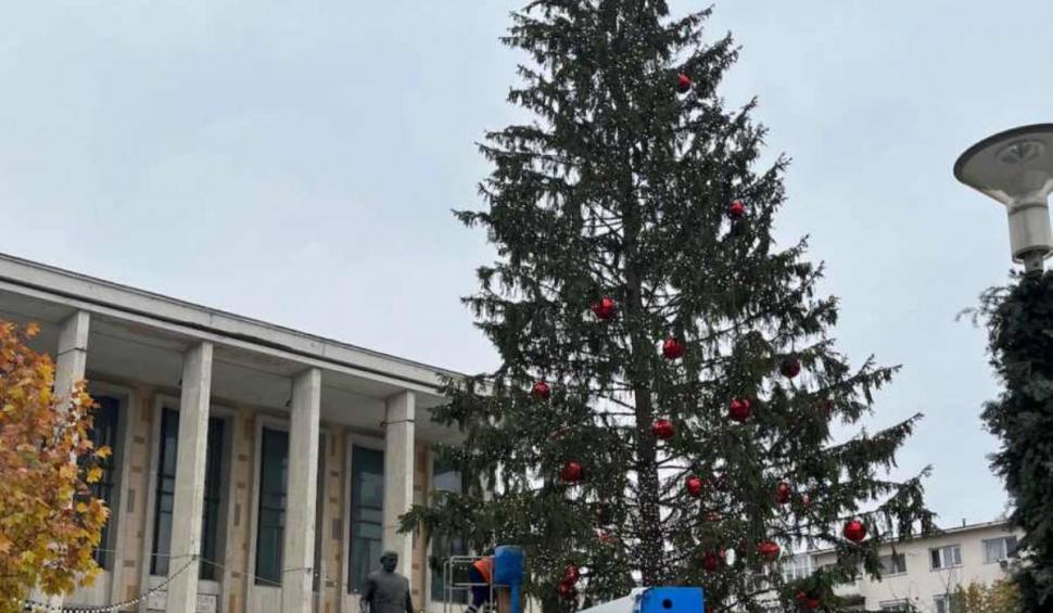 Val de ironii la adresa unui brad de Crăciun. Orașul în care a fost instalat "bradul din Pisa" 802878