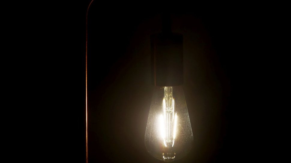 Soluția ingenioasă a românilor în caz de blackout și pentru facturi mai mici la energie. Plătești 100 de lei și după ”nu mai plătești nimic”