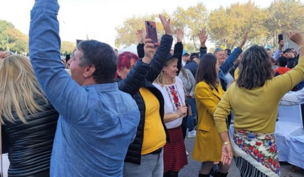 Cine sunt românii care au sărbătorit deja Ziua Națională. S-au adunat cu miile la dans, mici și bere 802908