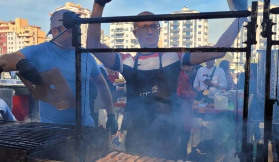 Cine sunt românii care au sărbătorit deja Ziua Națională. S-au adunat cu miile la dans, mici și bere 802911