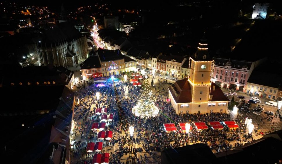 S-a deschis Târgul de Crăciun din Brașov. Un milion de luminițe sunt aprinse în oraș