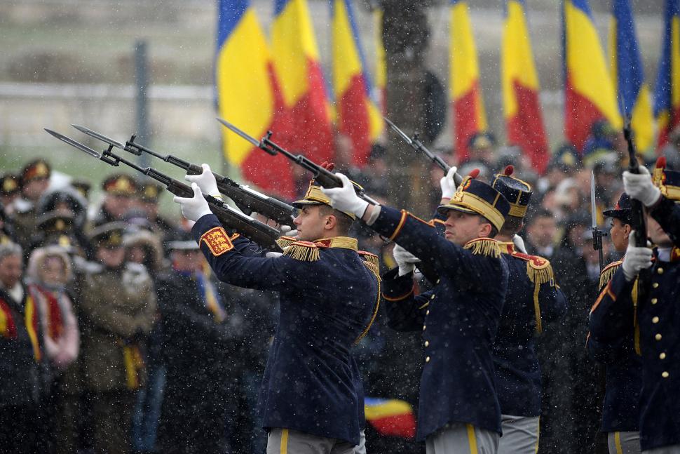 1 Decembrie, Ziua Naţională a României. Iohannis a fost la paradă, avioanele şi elicopterele nu au zburat | Parada militară se vede la Antena 3 CNN 802956