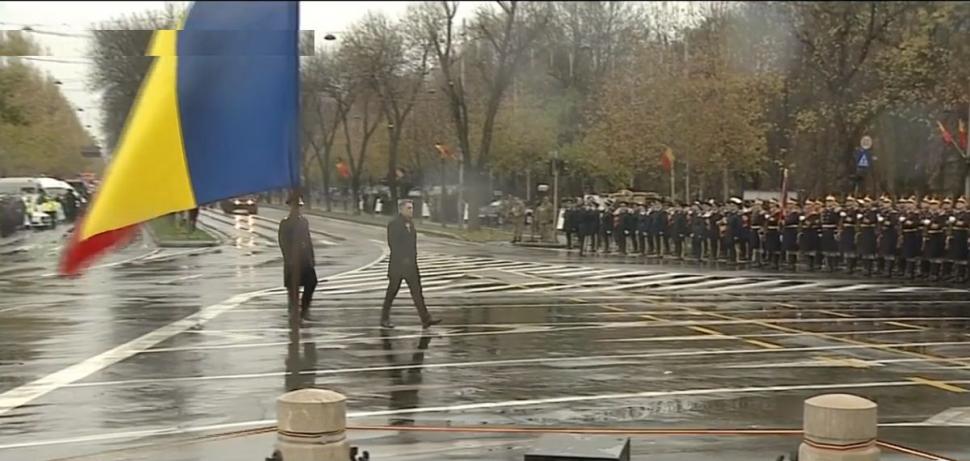 1 Decembrie, Ziua Naţională a României. Iohannis a fost la paradă, avioanele şi elicopterele nu au zburat | Parada militară se vede la Antena 3 CNN 803029